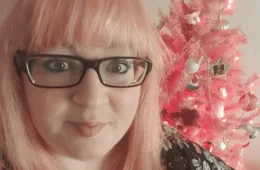 Mulher com ‘pernas de tronco de árvore’ descobre doença rara após bullying