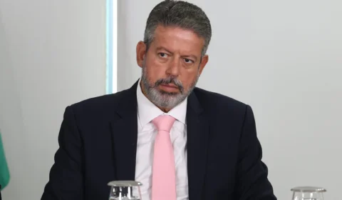 Lira se irrita ao ser vaiado em evento: ‘falta de respeito’