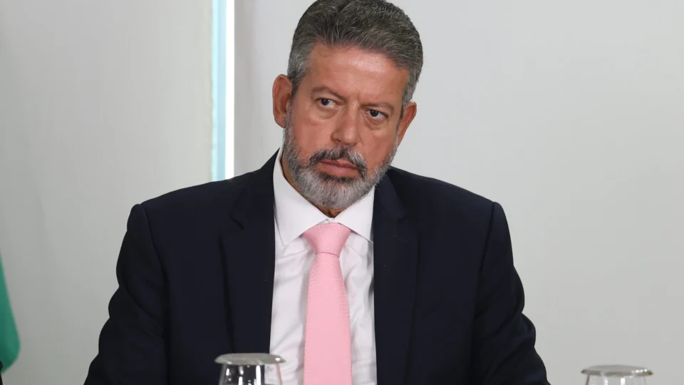 Lira se irrita ao ser vaiado em evento: ‘falta de respeito’