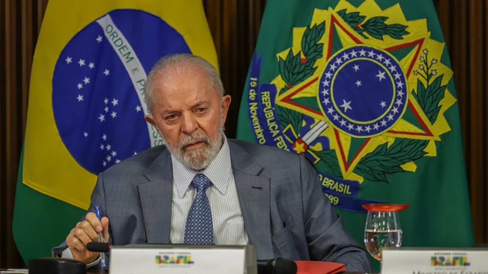 Deputados acreditam que Lula leva Brasil na direção errada, diz pesquisa