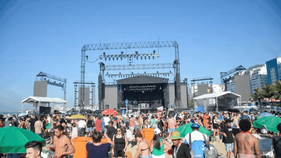 Madonna no Brasil: horas antes de show, fãs lotam praia de Copacabana