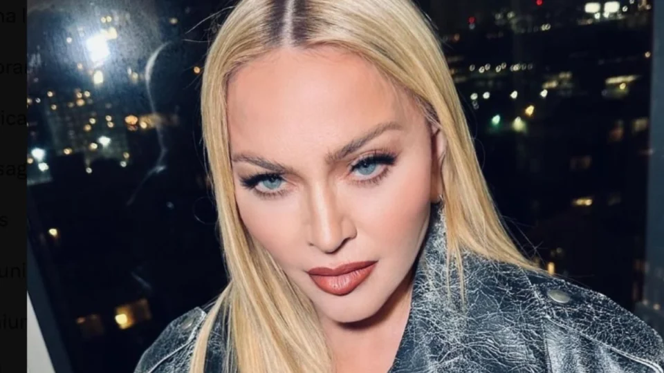 Bailarino de Madonna é flagrado de fio dental na praia; veja