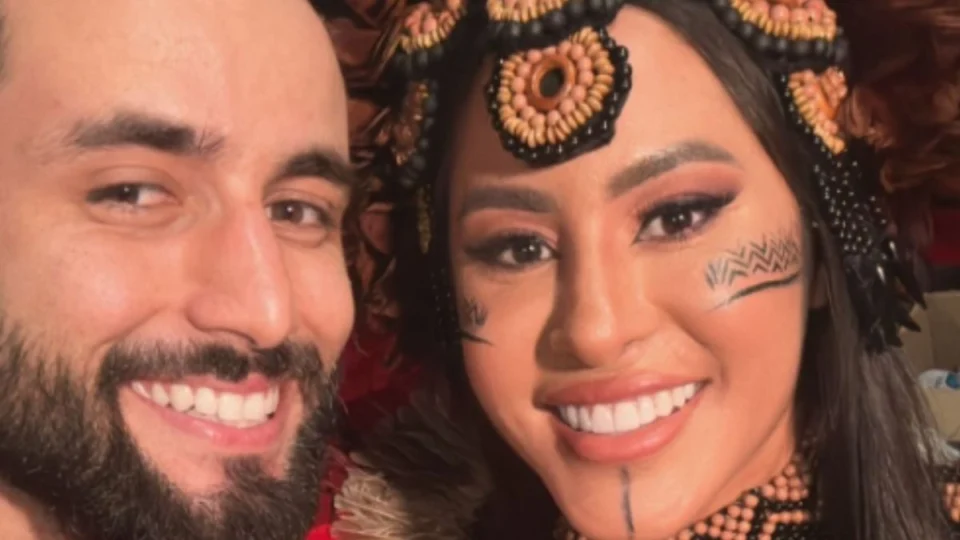 Matteus chama atenção com frase na camisa em evento da Cunhã