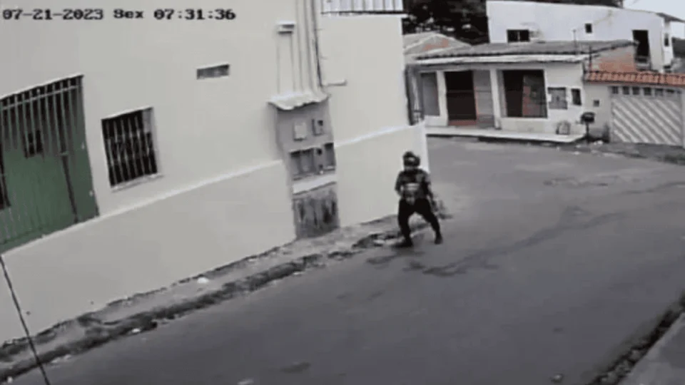 Motociclista preso por mostrar partes íntimas para adolescente é morto em Manaus