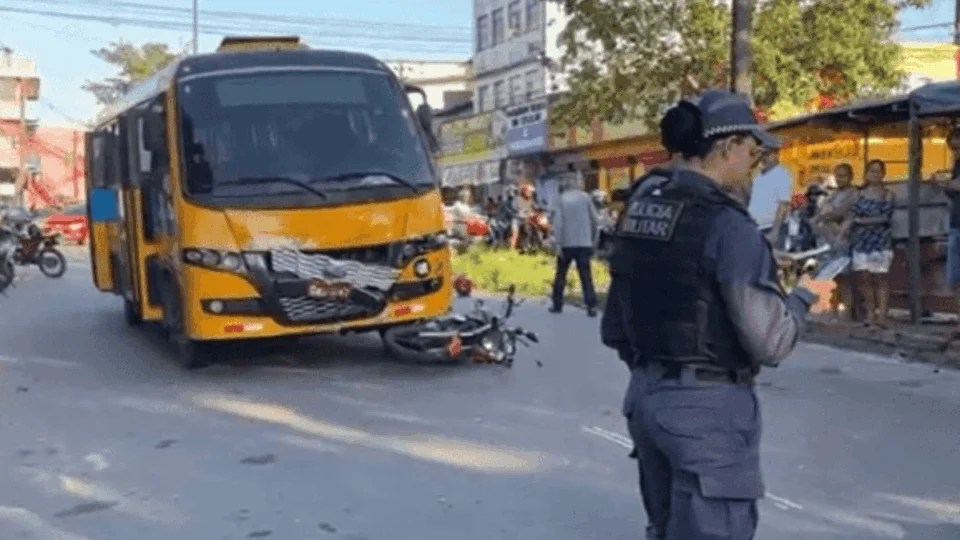 Motociclista morre após ser atropelado por micro-ônibus em Manaus