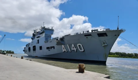 Maior navio de guerra da América Latina chega em porto no RS
