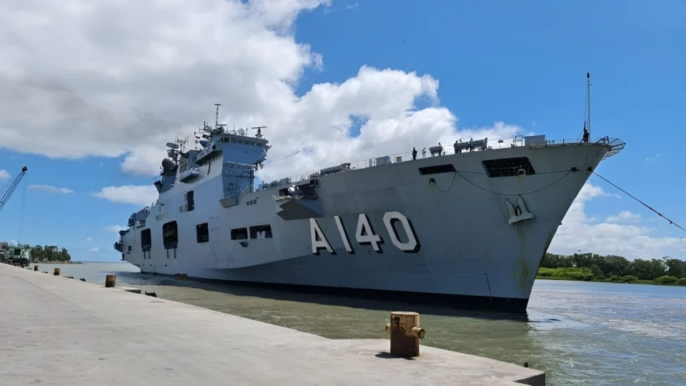 Maior navio de guerra da América Latina chega em porto no RS