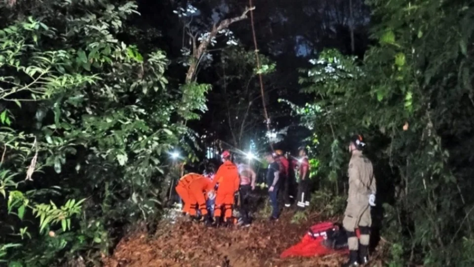 Paraquedista é resgatado após três horas preso em árvore no AM