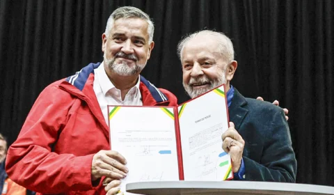 Paulo Pimenta toma posse para comandar ações de recuperação do RS