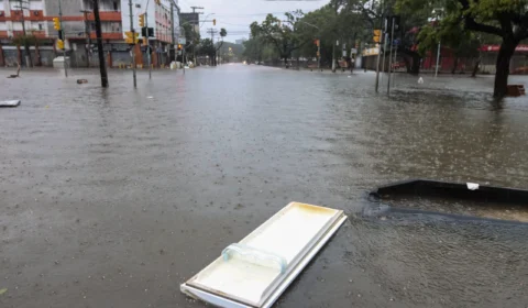 Enchente avança em áreas da Grande Porto Alegre e aulas são suspensas