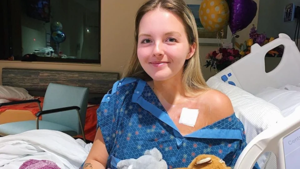 Tiktoker com câncer terminal morre aos 26 anos de mãos dadas com noivo