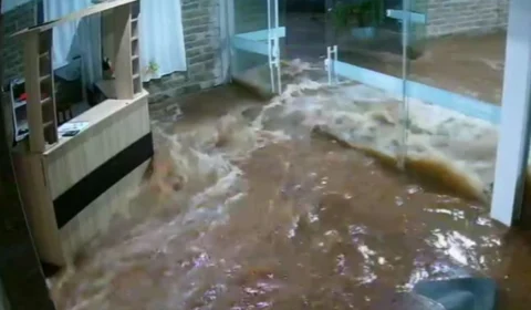 VÍDEO: câmera de segurança registra água invadindo casa no RS