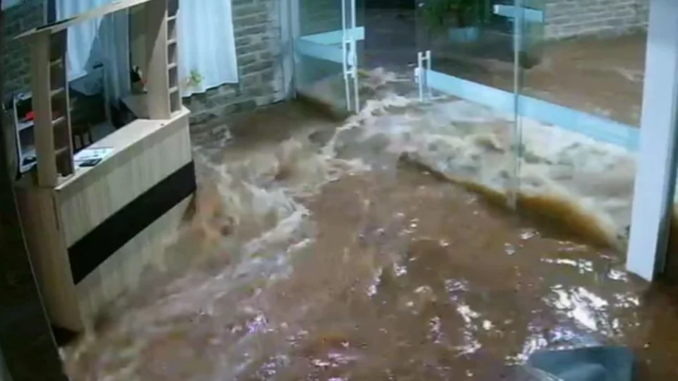 VÍDEO: câmera de segurança registra água invadindo casa no RS