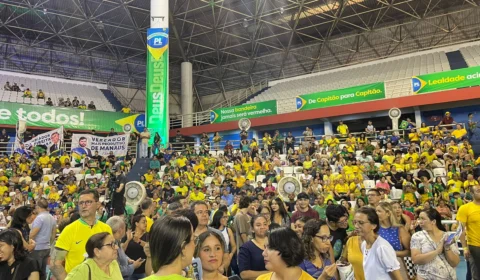 Multidão chega para ver Bolsonaro na Arena Amadeu Teixeira, em Manaus