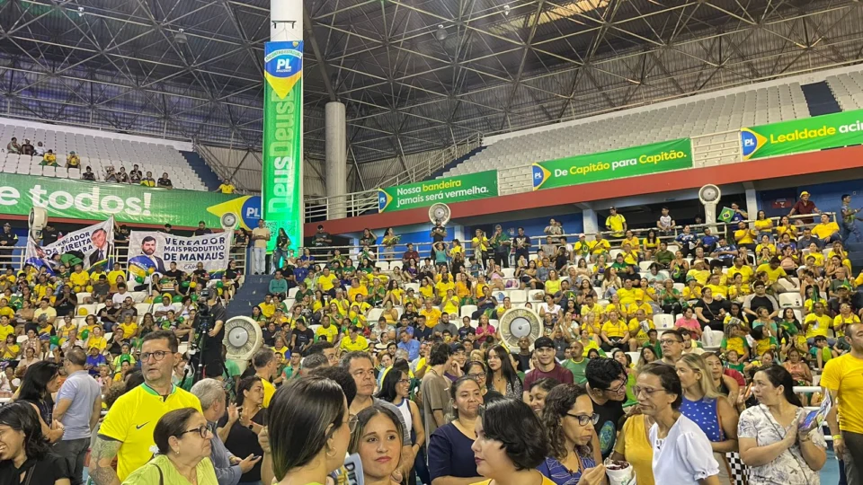 Multidão chega para ver Bolsonaro na Arena Amadeu Teixeira, em Manaus