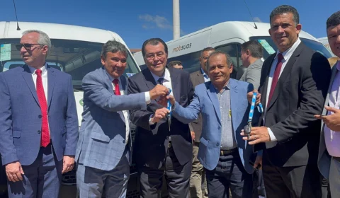 Eduardo Braga entrega vans com acessibilidade para municípios do AM