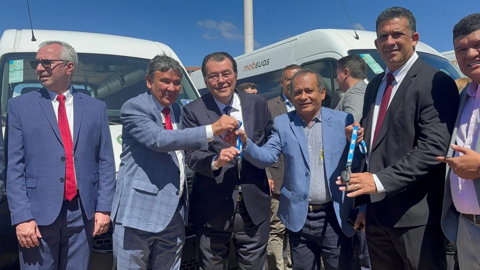 Eduardo Braga entrega vans com acessibilidade para municípios do AM