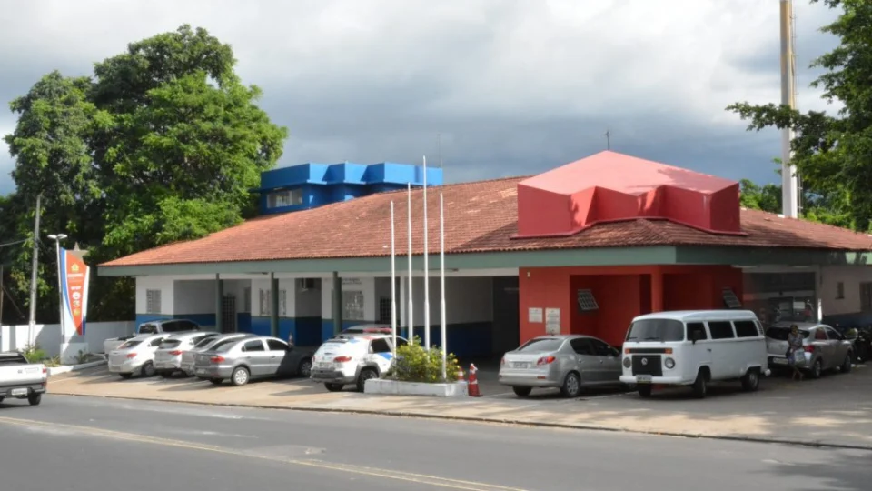 Homem é preso por se masturbar na frente de adolescentes em Manaus