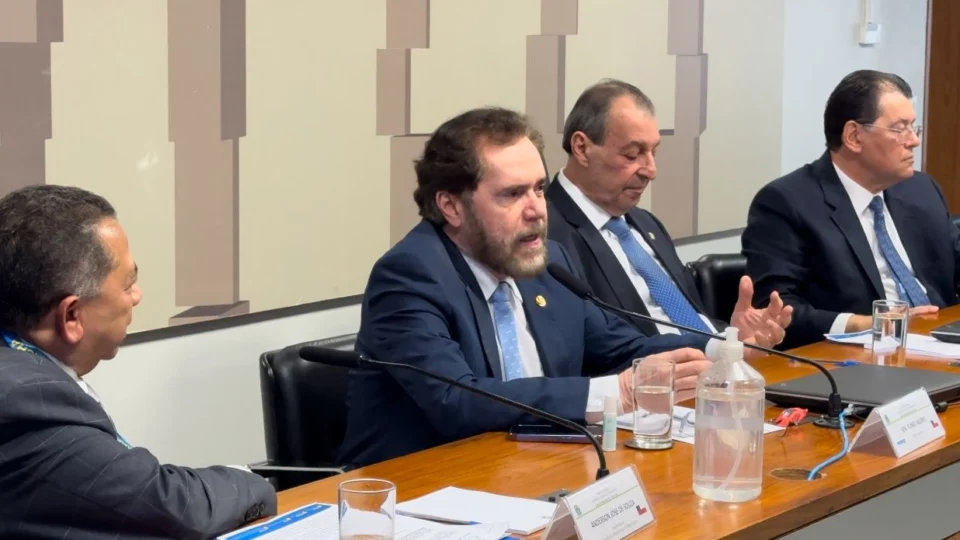 Plínio Valério garante apoio ao Amazonas em encontro com prefeitos