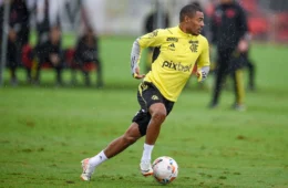 Flamengo: De La Cruz treina normalmente após “susto”