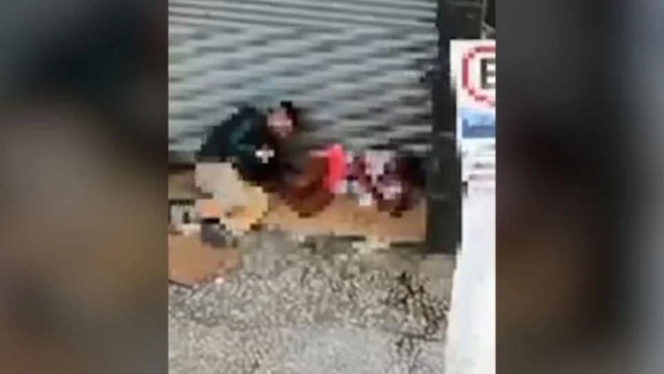 VÍDEO: homem estupra moradora de rua em plena luz do dia