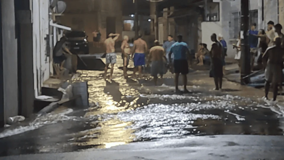 VÍDEO: lama invade casas em Manaus após rompimento de adutora