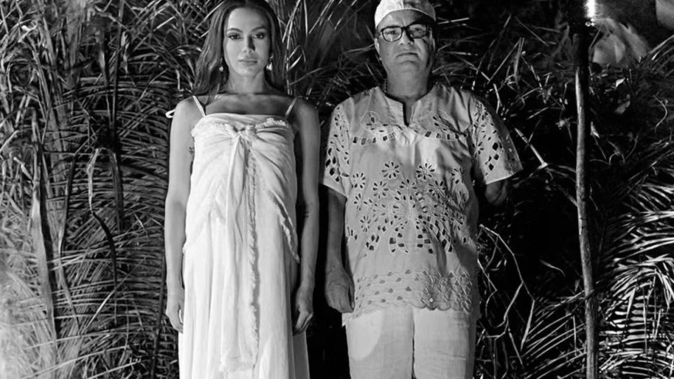 Anitta publica fotos em terreiro de candomblé e anuncia novidade