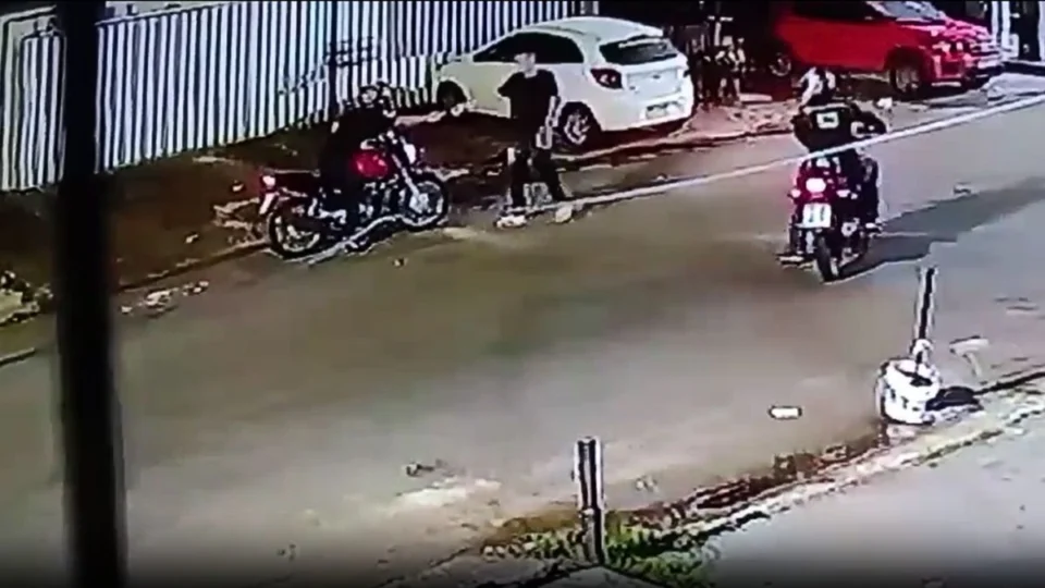 VÍDEO: homens em motos fazem arrastão na Praça 14 em Manaus