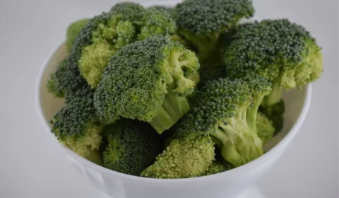 Quais são os benefícios dos vegetais verde-escuro para a saúde?