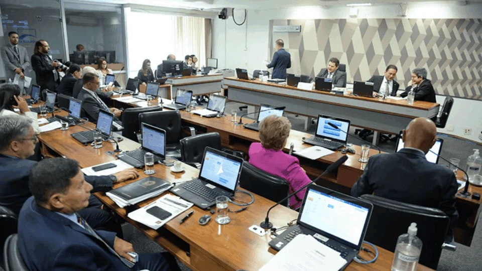 Castração química voluntária por crime sexual avança no Senado