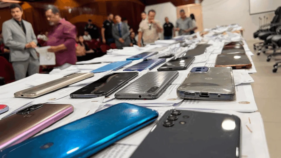 Estagiário da polícia é preso por desviar telefones de mortos no AM