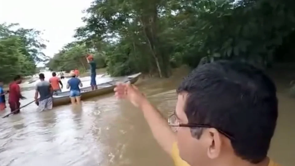 Rio Caroebe sobe e deixa moradores ilhados, no Sul de Roraima