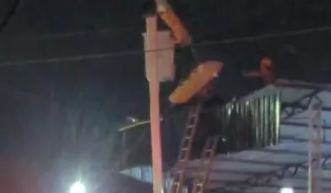 VÍDEO GRAVE: homem sofre descarga elétrica em Manaus