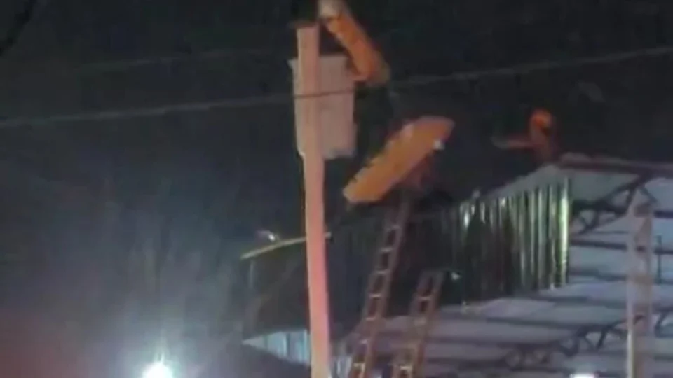 VÍDEO GRAVE: homem sofre descarga elétrica em Manaus