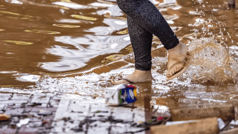 Porto Alegre tem cenário desolador, com recuo das águas