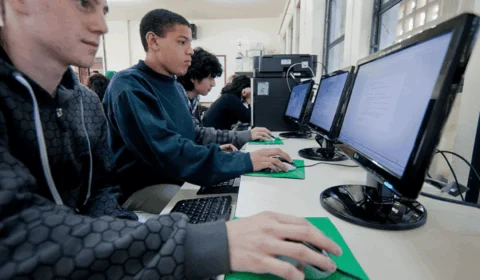 Lei prevê instalação de internet em todas as escolas públicas