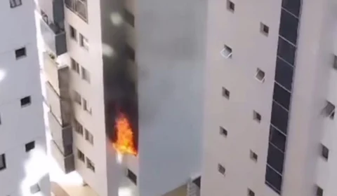 Apartamento pega fogo e mata idosa no DF; veja vídeo