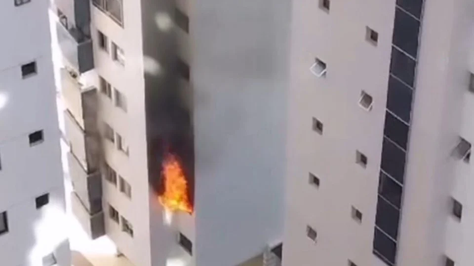 Apartamento pega fogo e mata idosa no DF; veja vídeo
