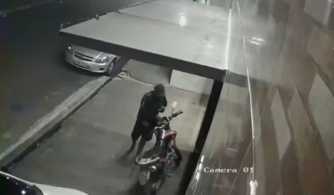VÍDEO: Câmeras flagram furto de moto na zona Oeste de Manaus