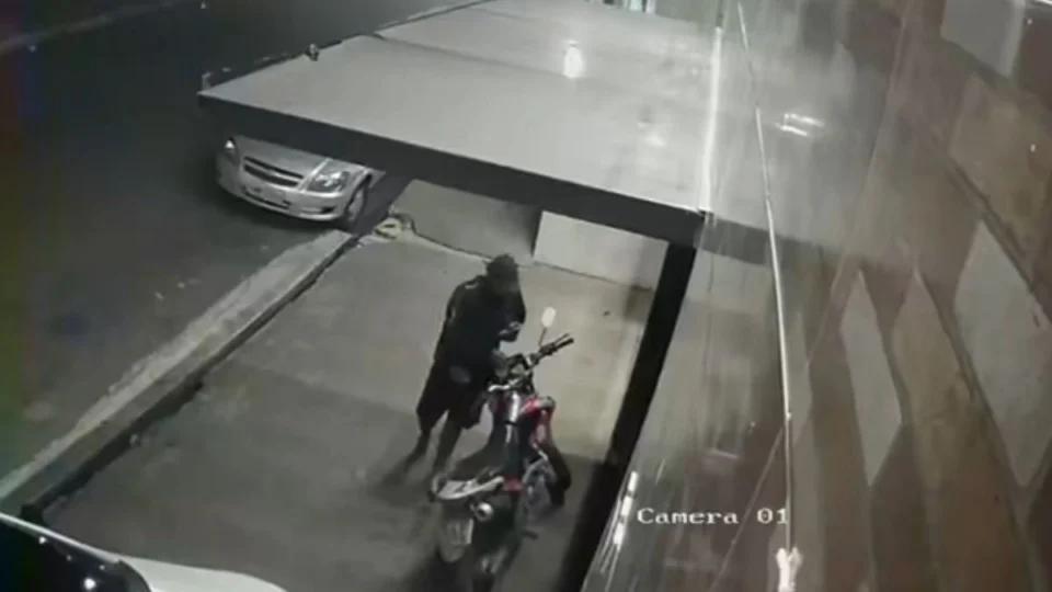 VÍDEO: Câmeras flagram furto de moto na zona Oeste de Manaus