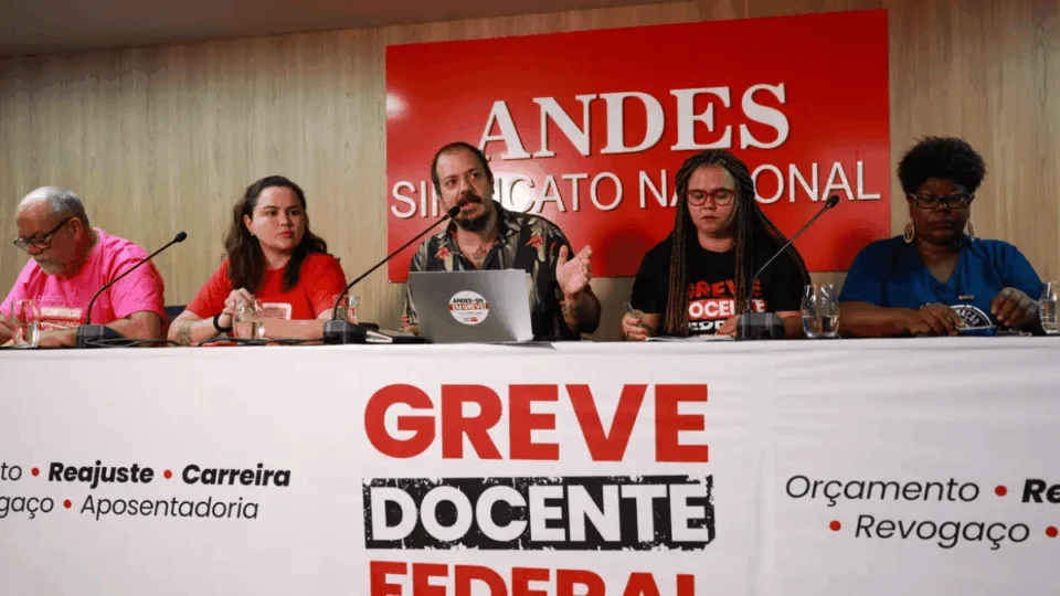 Universidades e institutos federais decidem manter a greve