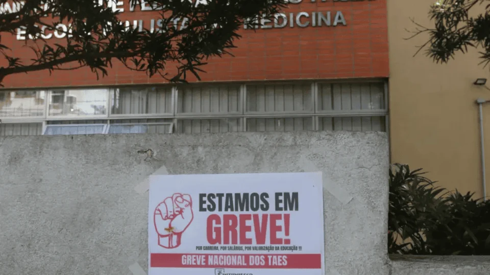 Professores recusam proposta do governo e mantêm greve