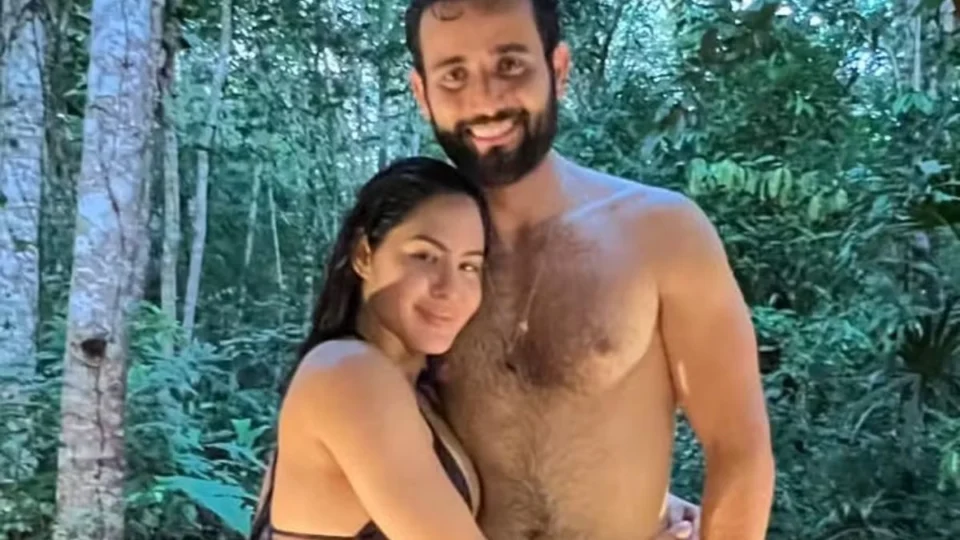 Isabelle e Matteus tomam banho de rio no Amazonas com “filha” da ex-BBB