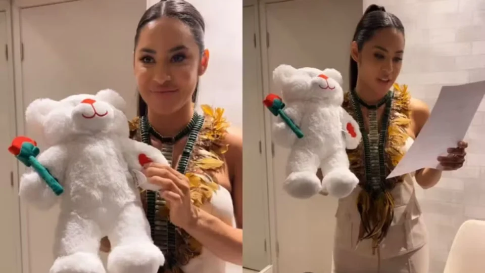 Isabelle Nogueira ganha bichinho de pelúcia com voz de Matteus