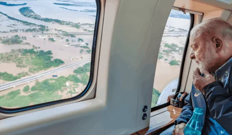 Chuvas no RS: presidente Lula sobrevoa áreas afetadas por enchentes