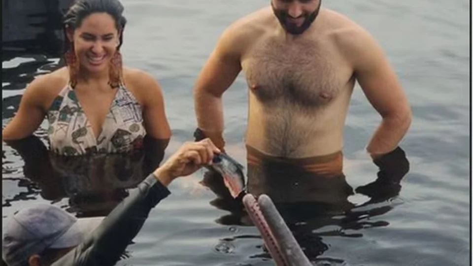 VÍDEO: Matteus e Isabelle mergulham com botos na Amazônia