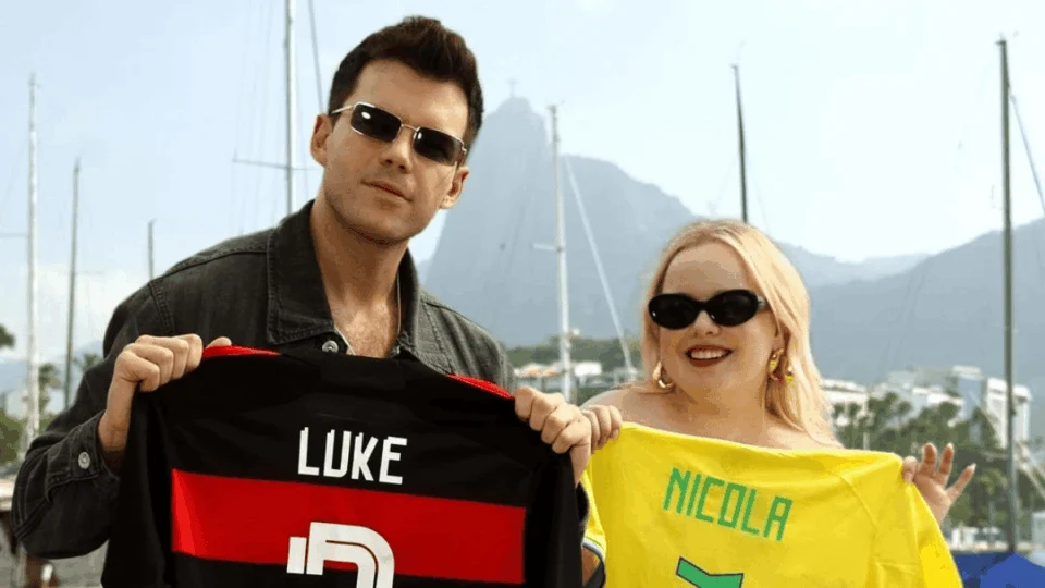 No Brasil, Bridgerton divulga 3ª temporada com camisa do Flamengo