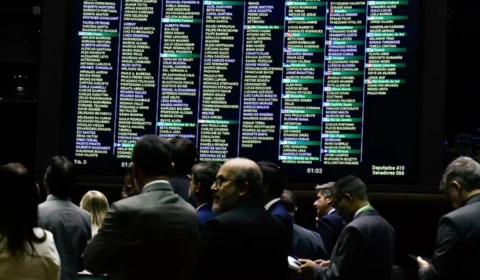 Congresso mantém veto de Bolsonaro à criminalização de fake news