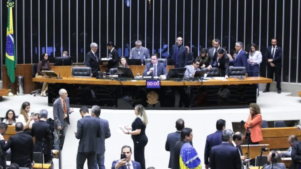 Congresso derruba veto, restringindo a ‘saidinha’ de presos