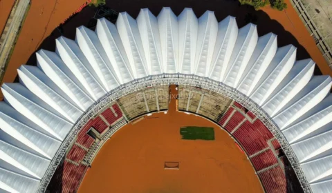 Fotos mostram estádios de Inter e Grêmio submersos no RS
